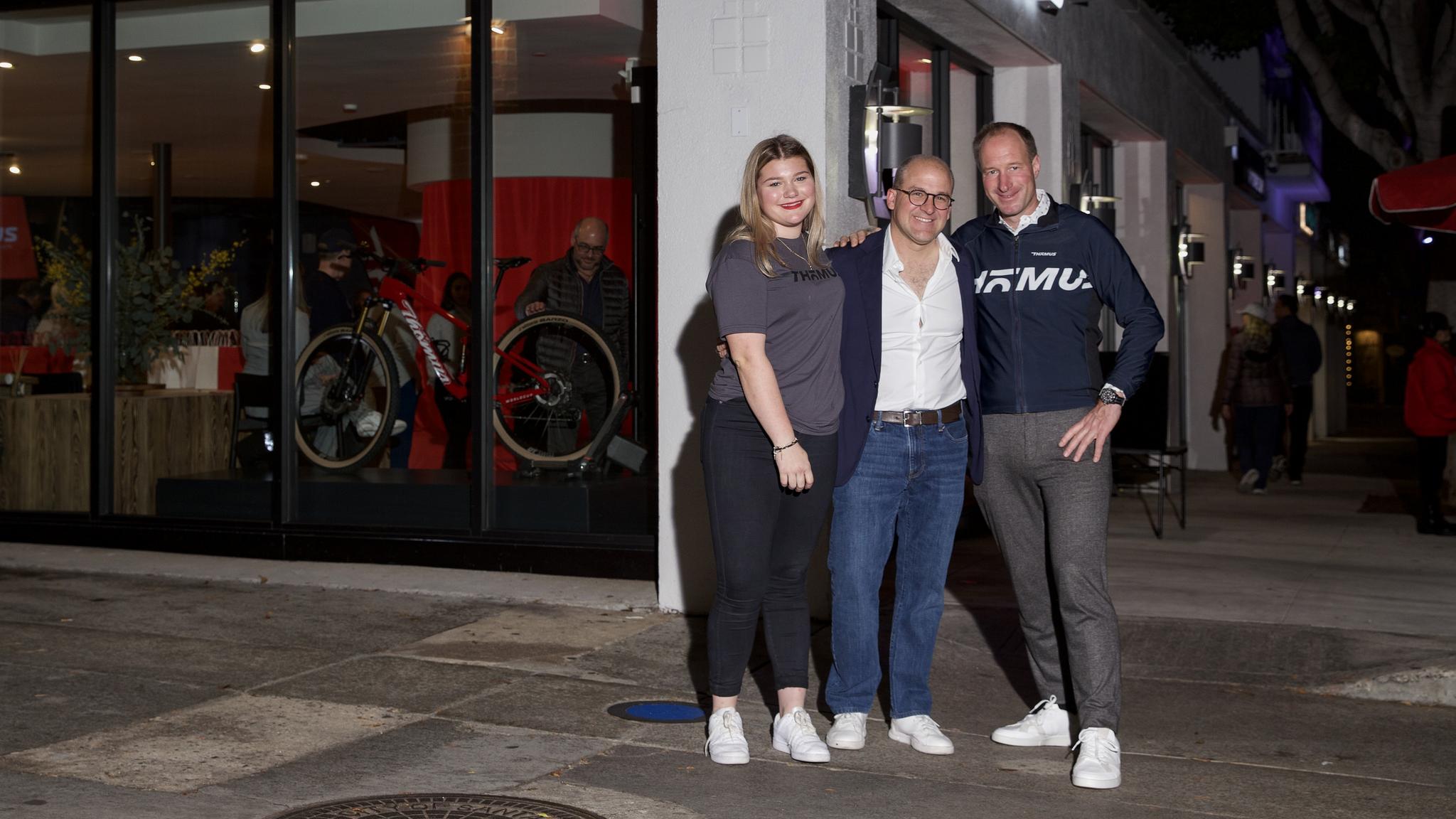 Anja Binggeli, Bernie Gonzales und Thomas Binggeli vor dem neuen Bike Shop