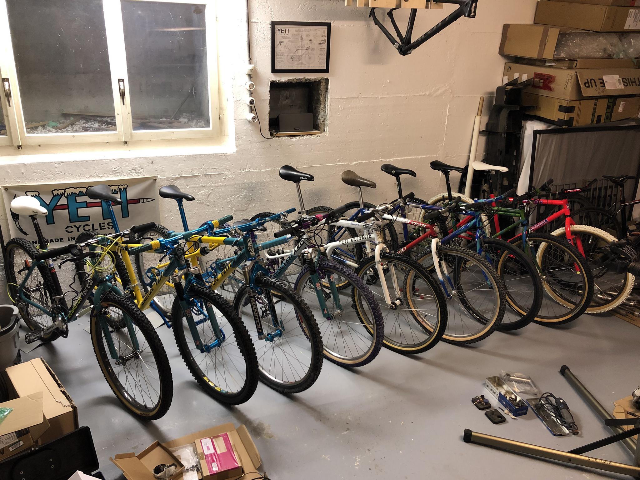 Überschaubar nennt Patrick seine Sammlung an Oldschool Bikes. Es sind nicht alle im Bild.